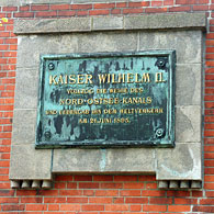 Leuchtturm Kiel-Holtenau Einweihungstafel KAISER WILHELM II VOLLZOG DIE WEIHE DES NORD-OSTSEE-KANALS UND UEBERGAB IHN DEM WELTVERKEHR AM 21.JUNI 1895