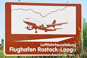 Touristisches Hinweisschild A19 Luftfahrtausstellung Flughafen Rostock-Laage
