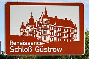 Touristisches Hinweisschild A19 Renaissance-Schloß Güstrow