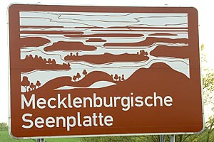 Touristisches Hinweisschild A19 Mecklenburgische Seenplatte