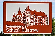 Touristisches Hinweisschild an der A19 Schloss Güstrow