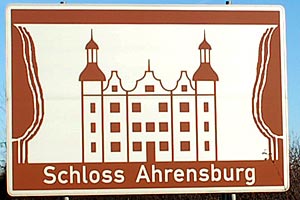 Touristisches Hinweisschild A1 Schloss Ahrensburg