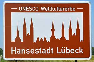 Touristisches Hinweisschild A1 Hansestadt Lübeck