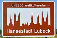 Touristisches Hinweisschild an der A1 Hansestadt Lübeck