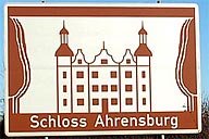 Touristisches Hinweisschild an der A1 Schloss Ahrensburg