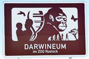 Touristisches Hinweisschild A20 Darwineum im Zoo Rostock