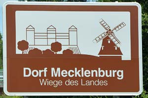 Touristisches Hinweisschild A20 Dorf Mecklenburg Wiege des Landes