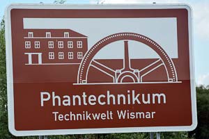 Touristisches Hinweisschild A20 Phantechnikum Technikwelt Wismar