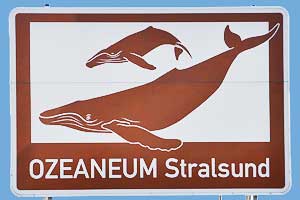 Touristisches Hinweisschild A20 OZEANEUM Stralsund