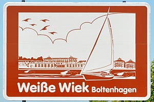 Touristisches Hinweisschild A20 Weiße Wiek Boltenhagen