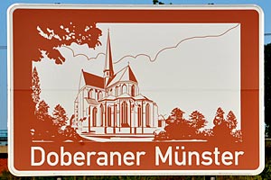 Touristisches Hinweisschild A20 Doberaner Münster