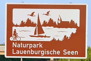 Touristisches Hinweisschild A20 Naturpark Lauenburgische Seen