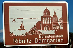 Touristisches Hinweisschild A20 Bernsteinstadt Ribnitz-Damgarten