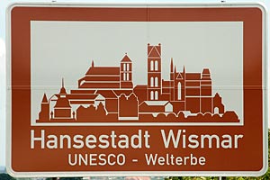 Touristisches Hinweisschild A20 Hansestadt Wismar
