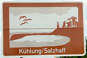 Touristisches Hinweisschild A20 Kühlung / Salzhaff