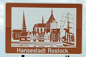 Touristisches Hinweisschild A20 Hansestadt Rostock