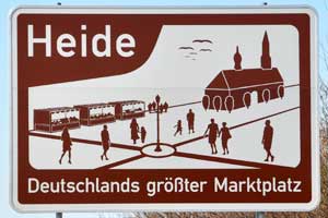 Touristisches Hinweisschild A23 Heide - Deutschlands größter Marktplatz
