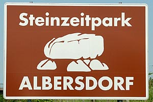 Touristisches Hinweisschild A23 Steinzeitpark Albersdorf