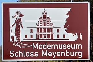 Touristisches Hinweisschild A24 Modemuseum Schloss Meyenburg