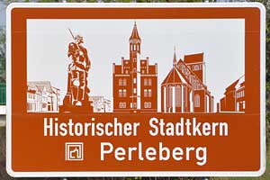 Touristisches Hinweisschild A24 Historischer Stadtkern Perleberg
