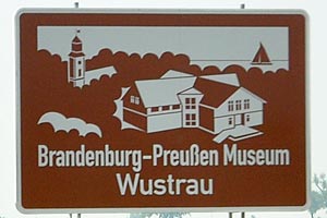 Touristisches Hinweisschild A24 Brandenburg-Preusen Museum Wustrau