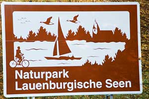 Touristisches Hinweisschild A24 Naturpark Lauenburgische Seen