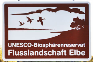 Touristisches Hinweisschild A24 UNESCO-Biosphäenreservat Flusslandschaft Elbe