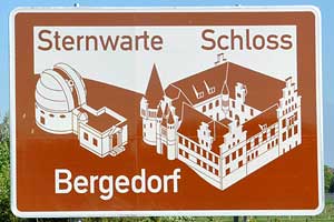 Touristisches Hinweisschild A25 Sternwarte Schloss Bergedorf