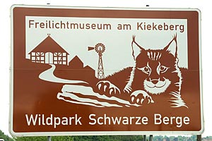 Touristisches Hinweisschild A261 Wildpark Schwarze Berge