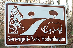 Touristisches Hinweisschild A27 Serengeti-Park Hodenhagen