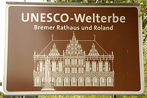 Touristisches Hinweisschild A27 UNESCO-Welterbe Bremer Rathaus und Roland