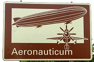Touristisches Hinweisschild A27 Aeronauticum