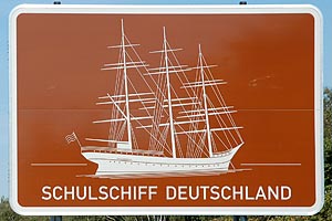 Touristisches Hinweisschild A27 Schulschiff Deutschland