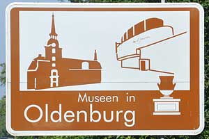 Touristisches Hinweisschild A28 Museen in Oldenburg