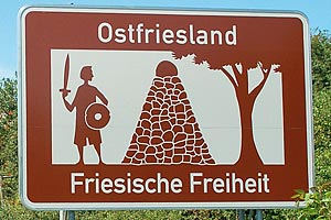 Touristisches Hinweisschild A28 Ostfriesland Friesische Freiheit