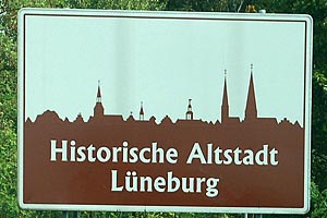 Touristisches Hinweisschild A250 Historische Altstadt Lüneburg