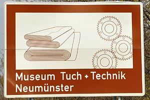 Touristisches Hinweisschild A7 Museum Tuch + Technik Neumünster