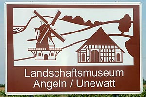 Touristisches Hinweisschild A7 Landschaftsmuseum Angeln / Unewatt