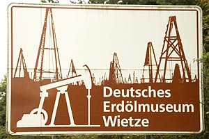 Touristisches Hinweisschild A7 Deutsches Erdölmuseum Wietze