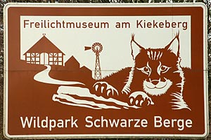 Touristisches Hinweisschild A7 Freilichtmuseum am Kiekeberg Wildpark Schwarze Berge