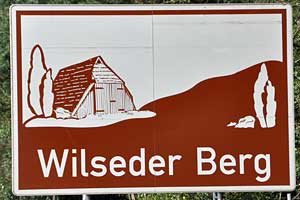 Touristisches Hinweisschild A7 Wilseder Berg
