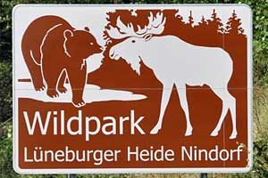 Touristisches Hinweisschild A7 Wildpark Lüneburger Heide Nindorf