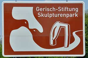 Touristisches Hinweisschild A7 Gerisch-Stiftung Sculpturenpark
