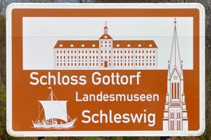 Touristisches Hinweisschild A7 Schloss Gottorf Landesmuseen Schleswig