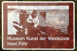 Touristisches Hinweisschild A7 Museum Kunst der Westküste Insel Föhr