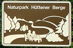 Touristisches Hinweisschild A7 Naturpark Hüttener Berge