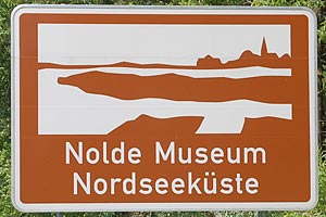 Touristisches Hinweisschild A7 Nolde Museum Nordseeküste