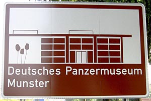 Touristisches Hinweisschild A7 Deutsches Panzermuseum Munster; mit freundlicher Genehmigung Autobahnmeisterei Fallingbostel