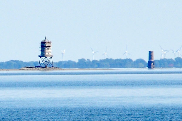 In der ferne sind noch der ehemalige Leuchtturm Untereversand (links) und die Ruine des Leuchturms Meyers Legde zu erkennen