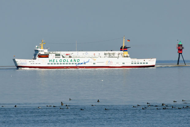 Die Fähre MS "Helgoland" auf Testfahrt vor Wilhelmshaven. Aufgrund eines Kühlwassersystem-Problems musste der Fährverkehr eingestellt werden. Ab morgen geht es wieder los.